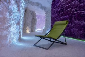 Moderne Salzgrotte mit Wänden aus Salzsteinen