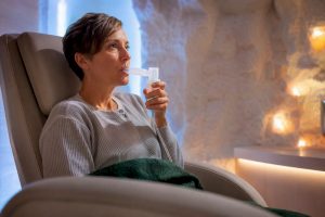 Person bei der Salztherapie mit Atemmaske