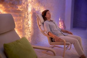 Person während einer Salztherapie in einem modernen Salzraum